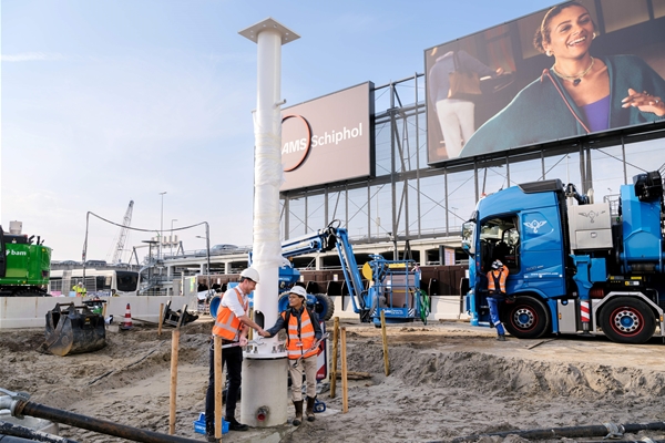 eerste kolompaal voor de buskap op busstation Schiphol