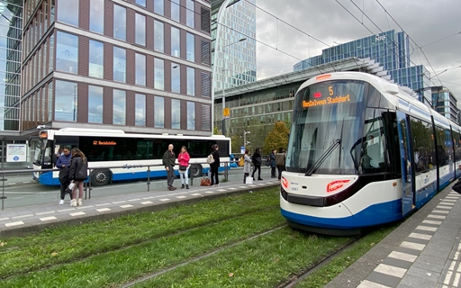 foto van GVB- bus en -tram op station Amsterdam Zuid