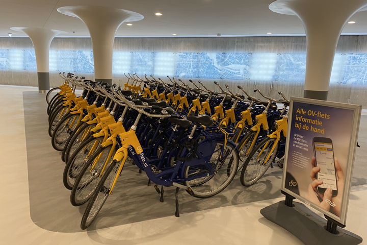 De eerste OV-fietsen staan klaar voor gebruik.