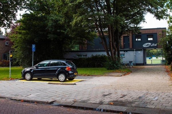 Opvallende parkeerplekken stimuleren nuchter rijden