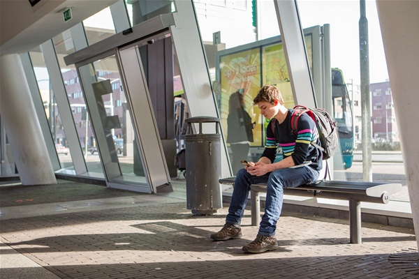 Reiziger op telefoon - meldnummer