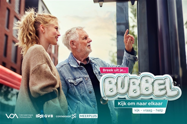 Breek uit je Bubbel reizigers bij informatiebord