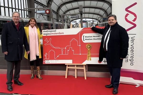 Foto van ontvangst staatssecretaris Chris Janssen op metrostation Noord