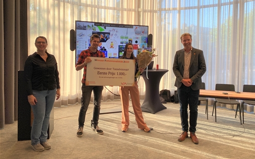 Winnaars innovatielab ontvangen cheque van juryleden