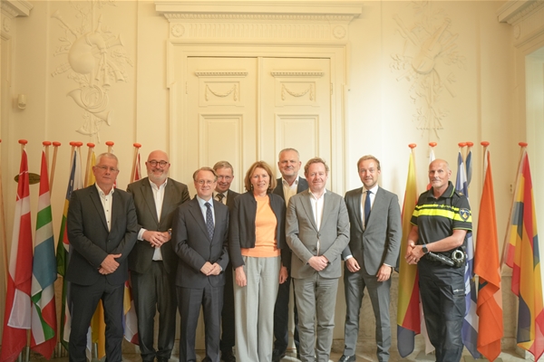 Foto ondertekening nieuwe landelijke bestuurlijke afspraken verkeersveiligheid