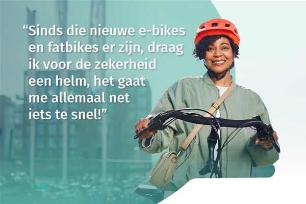 Afbeelding van dame met helm op en fiets in de hand