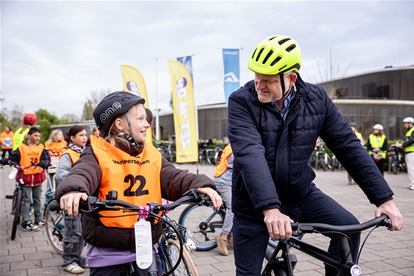 Bestuurder Gerard Slegers tijdens de kick-off van de Zet'm op fietshelm-campagne
