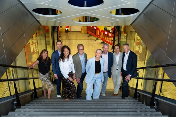 Trappen tussen trein- en busstation Schiphol gereed
