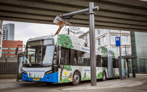 Foto van elektrische bus aan de oplader. Foto GVB