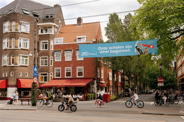 230 blauwe spandoeken markeren start schooljaar