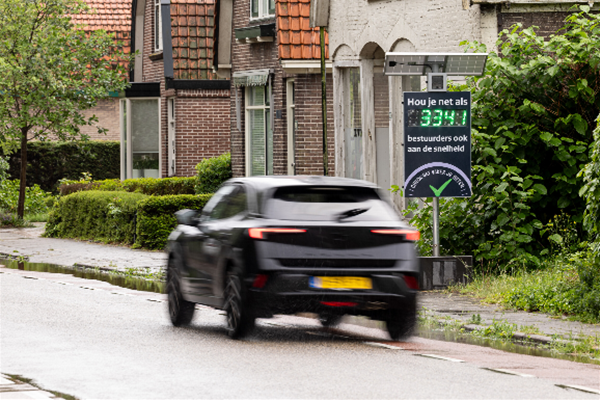 Tien dynamische snelheidsdisplays zetten positieve norm