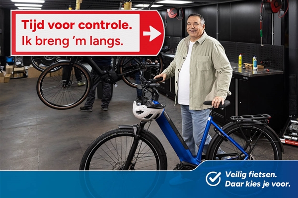 Foto van iemand die zijn fiets controleert op veiligheid
