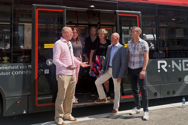 Samen slim naar zee: bestuurders en directeuren nemen de Strandbus