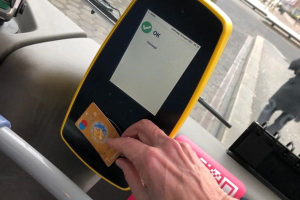 Snel betalen met bankpas of mobiel - Vervoerregio Amsterdam