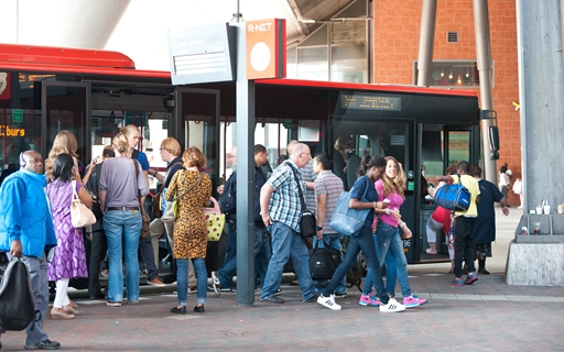 Foto van OV reizigers met de R-net bus