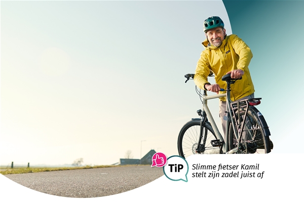 Foto van een man die zijn fietszadel afstelt