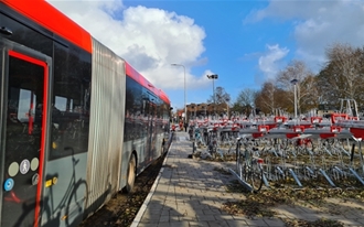 Nieuwe fietsenrekken bij bushalte Ouderkerk Oost in gebruik